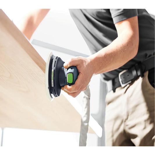 Festool ETS EC 150/5 EQ-Plus Exzenterschleifer mit grünem Schalter in Hand beim Schleifen von Holz