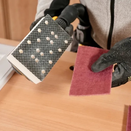 Mirka DEOS mit Mirka Profil-Schaumstoffsoftauflage Anbringung des Schleifvlieses