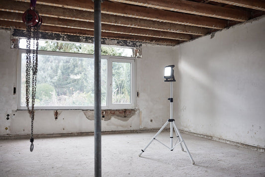 Festool Stativ ST DUO 200 auf Baustelle montiert mit LED-Baustrahler, Höhenverstellbar bis 200 cm
