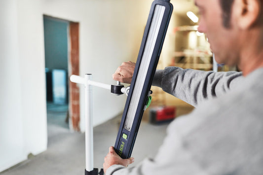 Festool Adapter AD-ST DUO 200 mit Stativ im Einsatz, Befestigung Streichlicht auf Baustelle