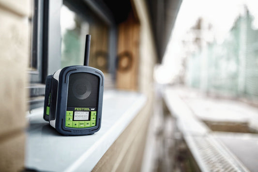 Festool SYSROCK BR 10 DAB+ Digitalradio mit LCD-Display auf Fensterbank, grün-schwarz Baustellenradio mit Antenne