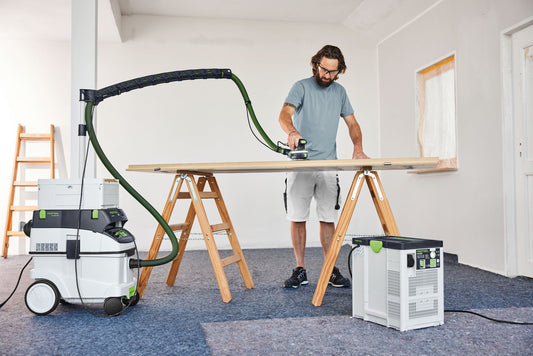 Festool Absaugarm CT-ASA FLX J in Anwendung beim Schleifen von Holz mit angeschlossener Absauganlage