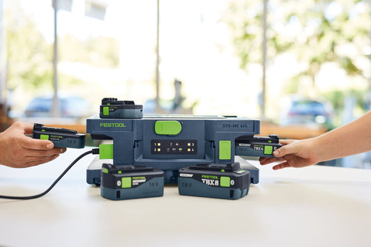 Festool Schnellladegerät SYS-MC 6/4 lädt vier 18V Akkus gleichzeitig, mit USB-Ports und LED-Anzeige im Systainer-Format.