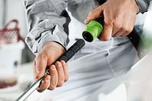 Festool Adapter AD-EF-M14/80 ErgoFix wird von Hand an Rührwerk angebracht, grüne Buchse sichtbar