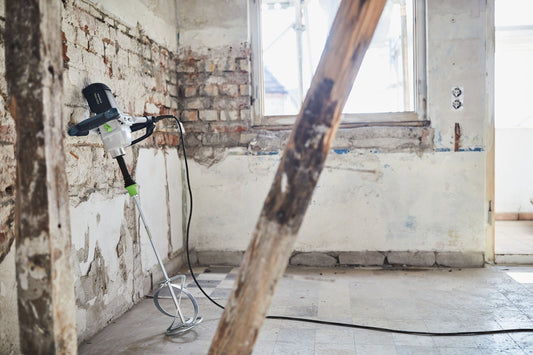 Festool Rührwerk MX 1600/2 RE EF HS3R mit Rührkorb an Backsteinwand in Baustelle, grüner Absauganlage angeschlossen