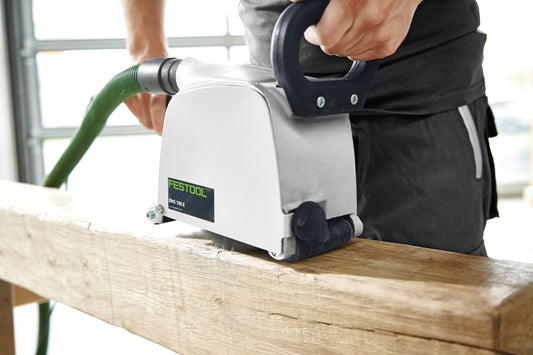 Festool Bürstmaschine BMS 180 mit Rustilonbürste KB 85 beim Schleifen von Holzoberfläche, Anwendungsbeispiel.