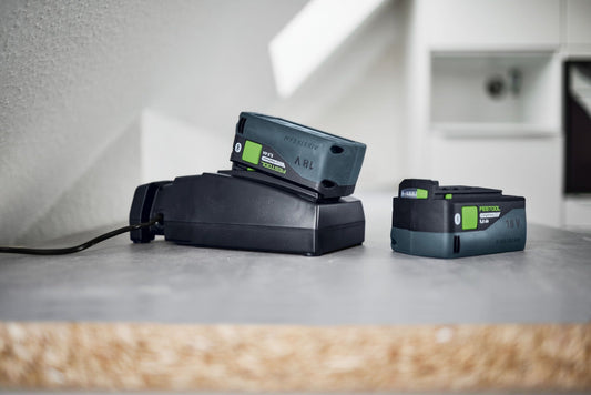 Festool Energie-Set 18V mit zwei BP 18 Li 5,0 HP-ASI Akkupacks und TCL 6 Schnellladegerät auf Werkbank