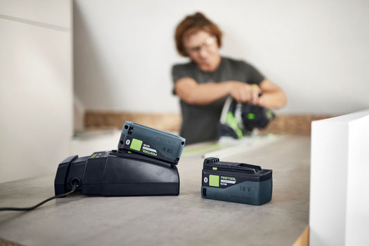 Festool HighPower Akkupack BP 18 Li 5,0 HP-ASI mit Schnellladegerät SCA 16 und Akku in Anwendung