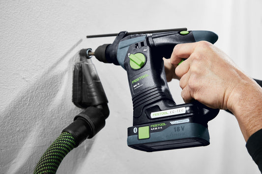 Festool BHC 18 Akku-Bohrhammer mit 19V Akku beim Bohren in Betonwand, SDS-Plus Werkzeugaufnahme