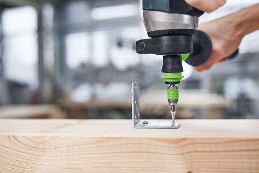 Festool Bit-Sortiment SYS3 XXS CE-TX BHS 60 mit magnetischem CENTROTEC Bithalter beim Einschrauben in Holzwerkstück