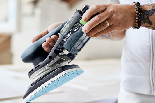 Festool Tabless Akkupack BP 18 TBX 4 C-ASI mit Bluetooth wird von Hand gehalten, mehrere Akkus nebeneinander