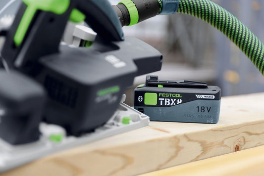 Festool BP 18 TBX 8 Akkupack 18V 8,0 Ah mit Tabless Technologie und Bluetooth-Funktion neben Werkzeug