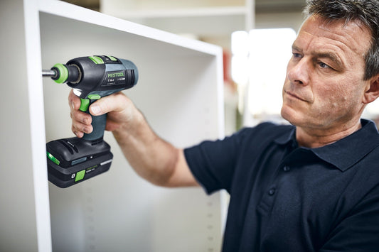 Festool T 18+3-Basic Akku-Bohrschrauber in Anwendung beim Schrauben in Gipskartonplatte