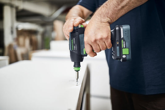 Festool T18+3 Akku-Bohrschrauber mit CENTROTEC Schnellwechselsystem bei Schraubarbeit in Holz