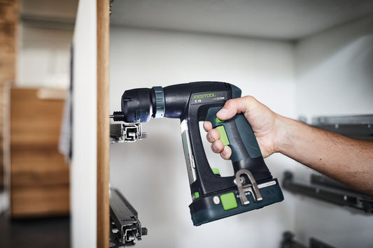 Festool C 18 Akku-Bohrschrauber in Hand bei Anwendung an Holzwerkstück mit CENTROTEC Wechselsystem