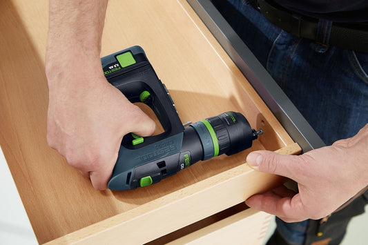 Festool CXS 12 Akku-Bohrschrauber in ergonomischer C-Form bei Anwendung am Holzwerkstück mit Drehmomenteinstellung