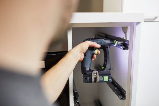 Festool CXS 18 Akku-Bohrschrauber mit ergonomischem C-Griff wird in Schrank eingesetzt