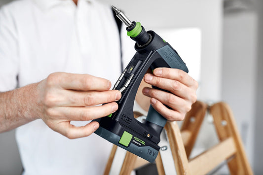 Festool CXS 18-Basic Akku-Bohrschrauber in der Hand, grüne Akkutechnik, ergonomische C-Form, sichtbare Drehmomenteinstellung