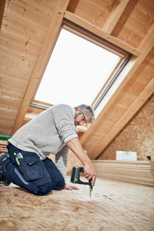 Festool CXS 18-Basic Akku-Bohrschrauber in Anwendung beim Verschrauben in Holz durch Handwerker