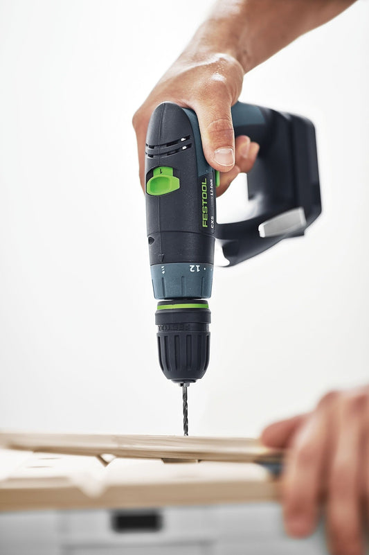 Festool Holzspiralbohrer CE/W mit CENTROTEC-Aufnahme beim Bohren in Holz mit Elektroschrauber