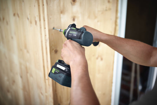 Festool Akku-Bohrschrauber mit Bitkassette TX 10-50 und magnetischem CENTROTEC Bithalter beim Verschrauben in Holzwerkstück