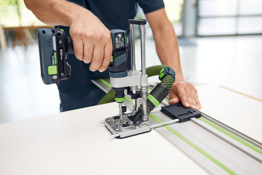 Festool FSA-MB 40 Führungsschienenadapter bei Linienbohrung auf Werkstück mit Führungsschiene