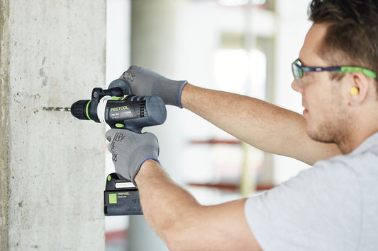 Festool Steinbohrer DB STONE CE wird in Betonwand gebohrt, Anwendungsbeispiel mit Akku-Bohrmaschine