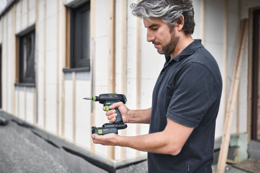 Festool TID 18 Akkuschrauber-Set mit Akku-Schlagschrauber und Bohrschrauber in Hand eines Handwerkers