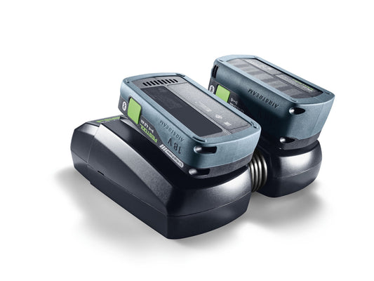 Festool TCL 6 DUO Schnellladegerät mit zwei Akkus in den Ladeschächten, LED-Anzeigen und Kabelaufwicklung.