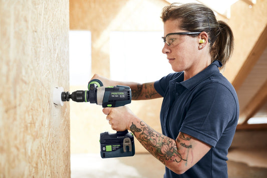 Festool QUADRIVE TDC 18/4 Akku-Bohrschrauber mit EC-TEC Motor bei Anwendung an Wand, FastFix Schnittstelle sichtbar