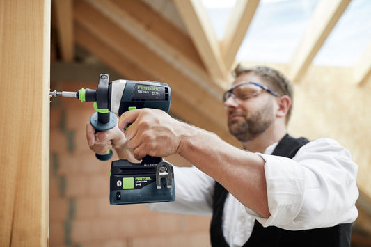 Festool QUADRIVE TDC 18/4 Akku-Bohrschrauber mit EC-TEC Motor bei Anwendung an Holzwerkstück, Handanwendung