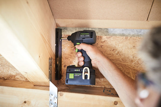 Festool TID 18-Basic Akku-Schlagschrauber im Einsatz beim Verschrauben in Holzrahmen, mit Batterie und Systainer Airstream