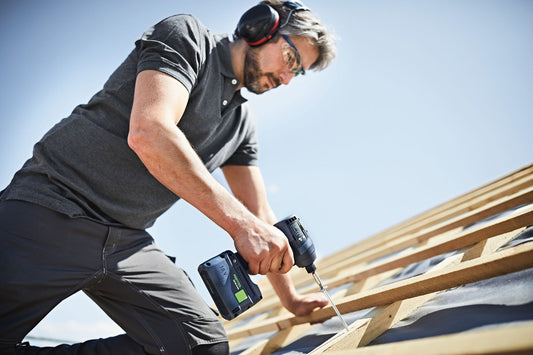 Festool TID 18-Basic Akku-Schlagschrauber in Anwendung beim Verschrauben von Holzbalken auf der Baustelle