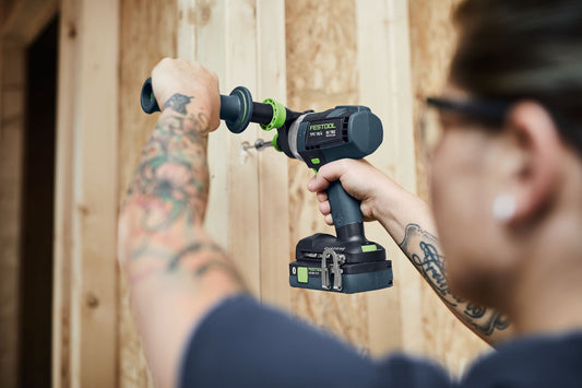 Festool Zusatzhandgriff AHS-43/230 mit Softgrip in Anwendung an Akkubohrschrauber, ergonomische Handhabung