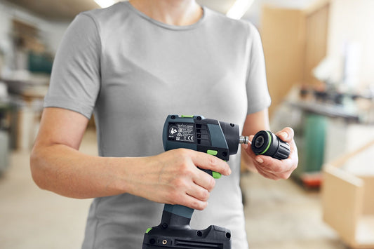 Festool TXS 18 C 3,0-Plus Akku-Bohrschrauber mit Wechselakku und FastFix Schnellwechsel-System in Handposition