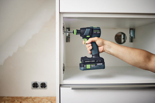 Festool Akkupack TBX 4 18V mit 4,0 Ah in Hand, Bluetooth-Tabless-Technologie, Softgrip-Rahmen, LED-Anzeige