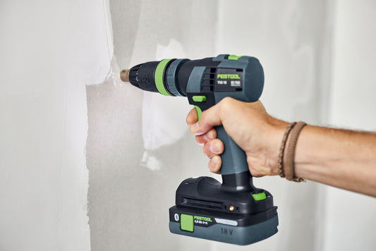 Festool Tiefenanschlag DD-DC in Anwendung beim Verschrauben in Gipskarton-Wand, mit 18V Akku.