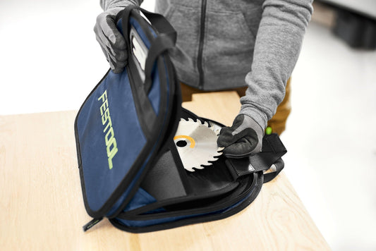 Festool SBB-FT1 Sägeblatttasche offen mit Kreissägeblatt in Trennfach, Handschuhe, auf Holzoberfläche