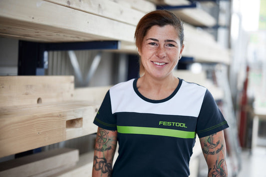 Festool Fashionshirt Damen mit Colour Blocking in Dunkelblau, Grün und Weiß, getragen in Werkstatt