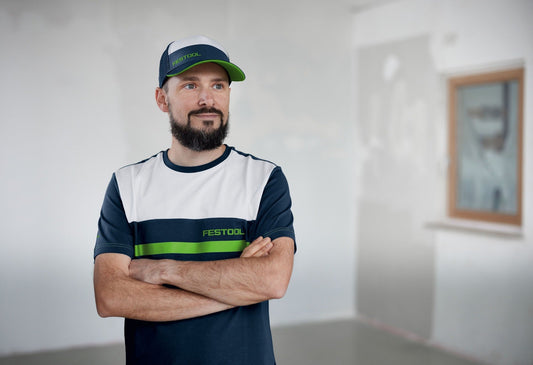 Festool Fashionshirt Herrenschnitt mit Colour Blocking in Dunkelblau, Grün und Weiß, Frontansicht an Modell