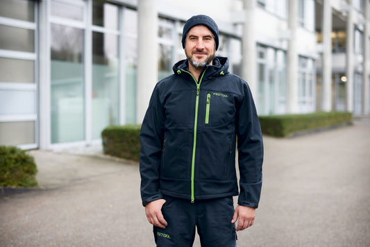 Festool Softshell-Jacke SOJ-FT1 Herren mit Kapuze und grünen Details in Frontansicht getragen
