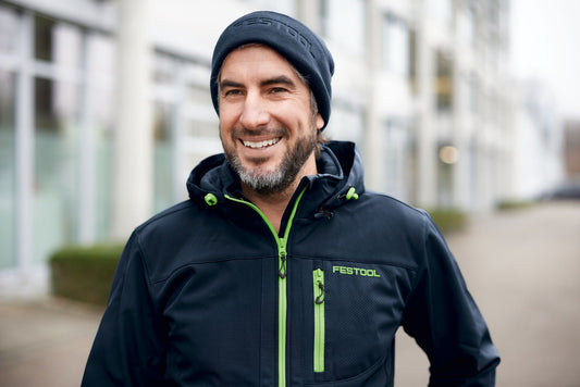 Festool Strickmütze CP-FT1 dunkelblau mit Logo, getragen von Mann auf Baustelle