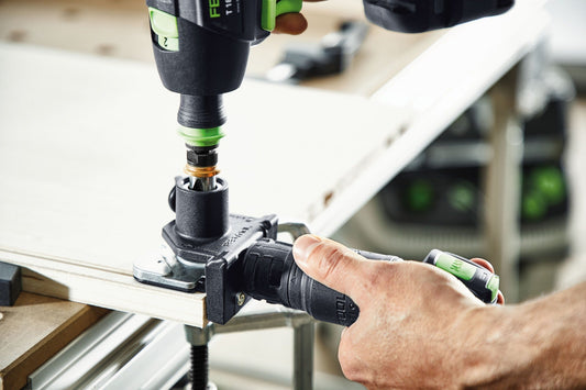 Festool BS-KV D15 Bohrschablone in Anwendung beim präzisen Bohren mit Bohrführung an Holzwerkstück