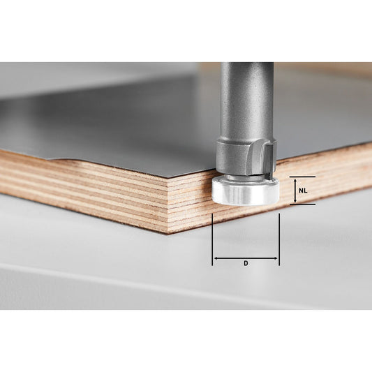 Festool Bündigfräser HW D22/8-OFK mit Hartmetallschneide bei Kantenbearbeitung an Sperrholz, Detailansicht Fräserkopf