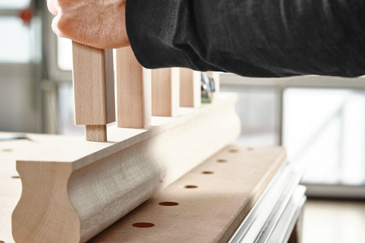 Festool DOMINO Dübel Buche in Holzverbindung mit Führungsrippen und Leimtaschen demonstriert.