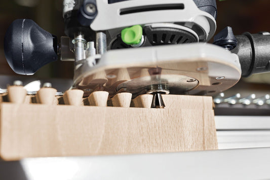 Festool Grat-/Zinkenfräser HW bei der Bearbeitung von Holz mit Schwalbenschwanz-Verbindungen an der Oberfräse