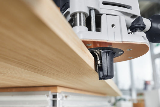 Festool Oberfräse mit Abrundfräser HW beim Abrunden einer Holzkante, Hartmetallschneiden im Einsatz