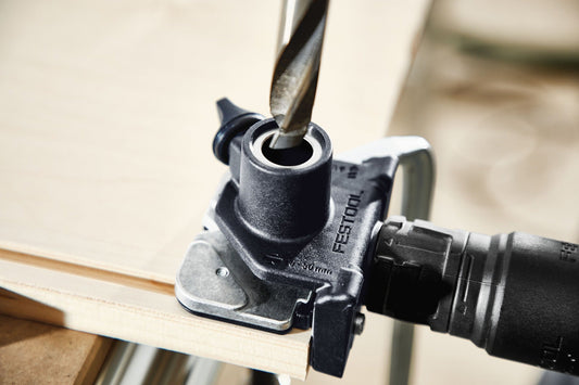 Festool Beschlagbohrer KVB-HW D15 CE mit Spiralbohrer in Bohrschablone auf Holzwerkstück