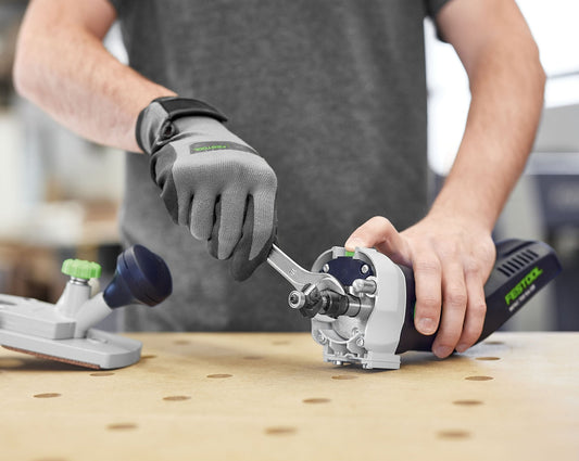 Festool MFKC 700 KA EB-Basic Kantenfräse beim Bündigfräsen von Kanten auf Holzwerkstück mit Schutzhandschuhen