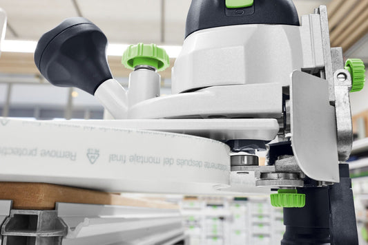 Festool Kantenfräse MFK 700 EQ-Plus mit modularem Frästisch und grünen Bedienelementen bei Kantenbearbeitung